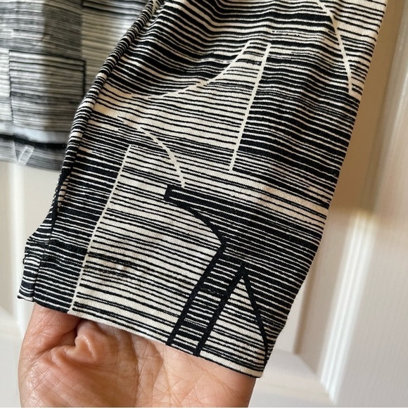 YASHI YAMAMURI Long Sleeve Shirt Women Size M Pullover Abstract Print Black Gray - Picture 9 of 13